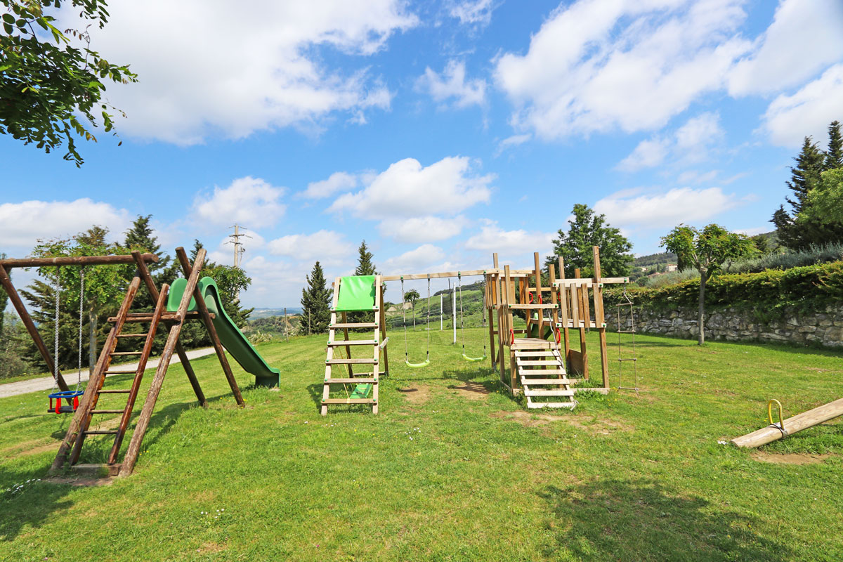 Kinderspielplatz mit Schaukeln, Rutschen, Klettergerüst und Wippe