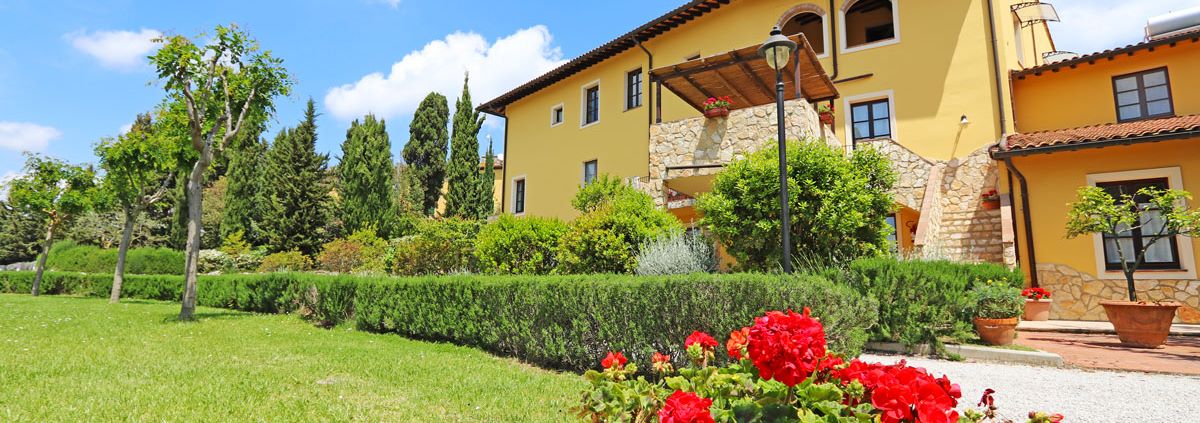 Die Toskana im Frühling: erste Blüten im Garten