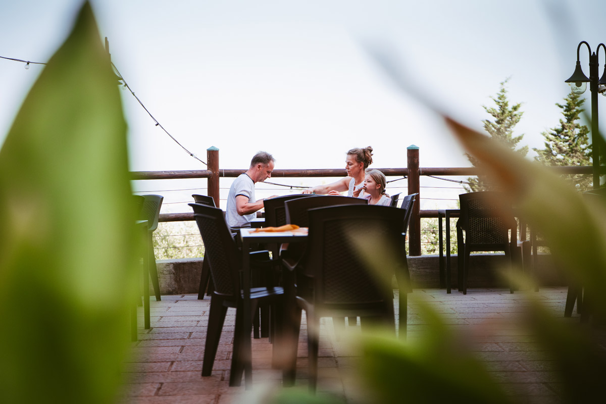 family having breakfast at agriturismo belmonte vacanze in tuscany