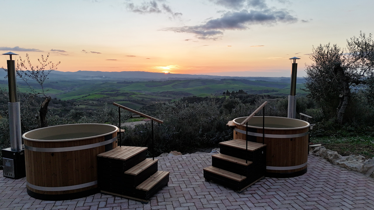 hot tub on our panoramic terrace over tuscan hills